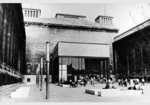 Besucher im Ehrenhof des Pergamonmuseums