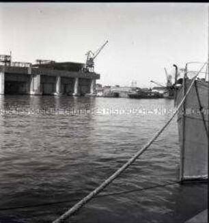 Fertiggestellter Großbunker für deutsche U-Boote in einem Hafen an der französischen Atlantikküste