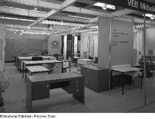 Schreibtisch : Ausstellungskoje mit Büromöbeln (1981; VEB Möbelkombinat Berlin (MKB)). Ansicht mit Schreibtischen (1981; VEB Märkische Möbelwerke Trebbin)