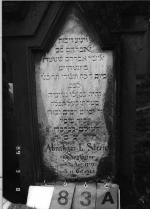 Grabstein 83 (Index: 100100419) Maße HxBxT: 118x46x21 cm Besonderheit: kulturhistorisch wertvoll / hist.-wiss. Gründe (Gemeindestellung): Grabstein 83A
