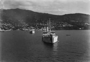 Schiffe auf dem Atlantik : Schiffe auf dem Atlantischen Ozean. Im Hintergrund die brasilianische Küste mit Häusern einer Stadt an Hügeln gelegen.