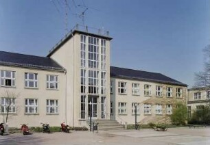 Barkhausen-Bau der TU Dresden. Haupteingang und Seitenflügel : Dresden-Südvorstadt, Helmholtzstraße 18. Barkhausen-Bau der TU Dresden. Haupteingang und Seitenflügel