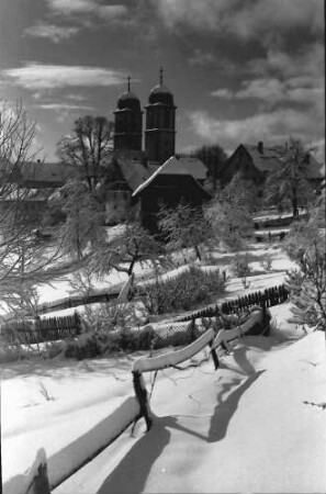 St. Märgen: Türme der Kirche; Vordergrund Zaun im Schnee