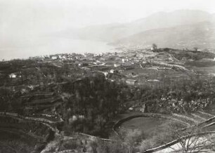 Opatija. Ortsansicht in Karstlandschaft mit Dolinenan der Bucht gegen Ucka (1396 m). Ansicht von Kastav von Nordosten