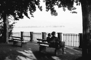 Bad Schachen: Paar auf Bank am See