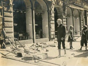 Erster Weltkrieg - Kriegsszenen aus Karlsruhe, Frankreich und Indien. Möbelhandlung Saly Krämer, Kaiserstraße 30