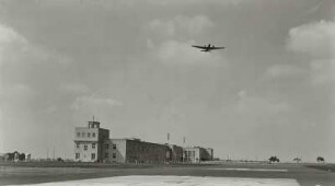 Dresden-Klotzsche, Flughafengebäude und fliegende Ju 52 vom Hangar aus