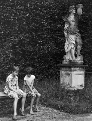 Heidenau-Großsedlitz. Barockgarten Großsedlitz, Statue, daneben Kinder auf einer Bank