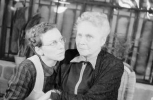 Theater am Schiffbauerdamm Berlin: "Der Fall Paul Eszterag" : Szene mit Susanne Wisten (links) und Margarete Kupfer (rechts)