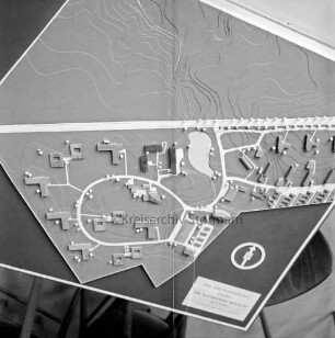 Stegen: Heinrich-Sengelmann-Krankenhaus: Alsterdorfer Anstalten: 1. Bauabschnitt: Einweihung: Modell des gesamten Komplexes: in der Mitte fertiggestellte Bauten, dunkel markiert