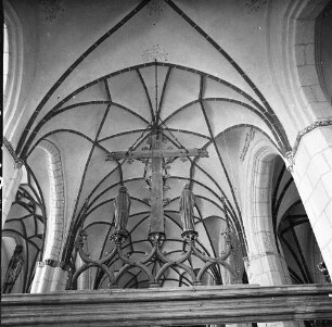 Bernau, Kirchgasse 8. Stadtpfarrkirche St. Marien (um 1280, 1400/1519 Umbau, 1979/1989 Restaurierung). Blick gegen Deckengewölbe im Kirchenschiff. Ansicht mit der Rückseite der Triumphkreuzgruppe (Maria und Johannes neben dem Gekreuzigtem; 1490)