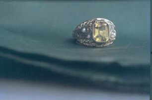 Fingerring : Fingerring. Gold, montiert und belötet, Beryll, Perlen (vor 1962; J. Eckert)
