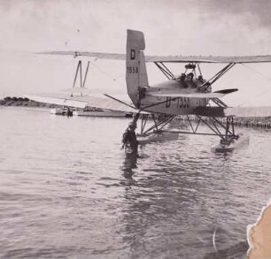 Rostock-Warnemünde. Deutsche Verkehrsfliegerschule, Zweigstelle Seefliegerschule Warnemünde. See-Schulflugzeug Heinkel HD-24b mit der Kennung D-1558 wird ans Ufer bugsiert