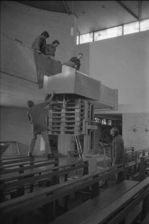 Einbau der neuen Elektronen-Orgel der katholischen Kirche Heilig Kreuz in Knielingen