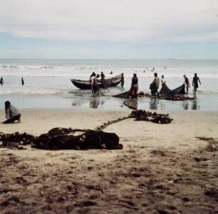 Accra, Beach : Accra (Ghana). Fischer mit Surfboat und Netzen am Strand, 28. März 1959