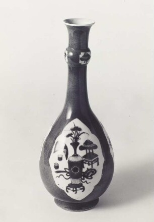 Flaschenvase mit puderblauem Fond