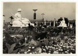Gartenschau Sommerblumen am Funkturm, Berlin: Wasserbecken umgeben von Sommerblumen, dahinter zwei Plastiken