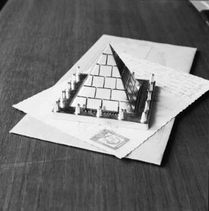 Souvenir für Touristen: eine von der Bildhauerin Inge Hölinger aus Kunststoff gefertigte Pyramide.
