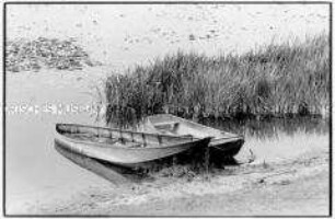 Zwei Ruderboote am Ufer (Altersgruppe 18-21)
