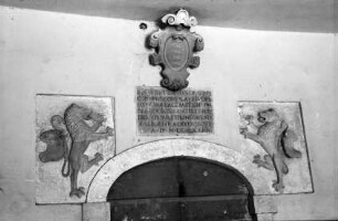 Trogir: Wappen über Tür, im Vestibül