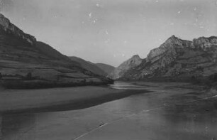Flusstal : Ein Flusstal im Gebirge
