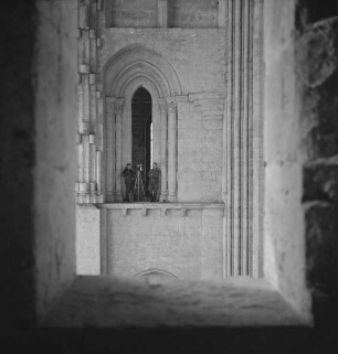 Carl Albiker (links) und Hans-Adalbert von Stockhausen (rechts) beim Fotografieren im Obergeschoss des Nordturms der Kathedrale Notre-Dame in Chartres (Aufnahme im Rahmen der Fotokampagne im besetzten Frankreich)