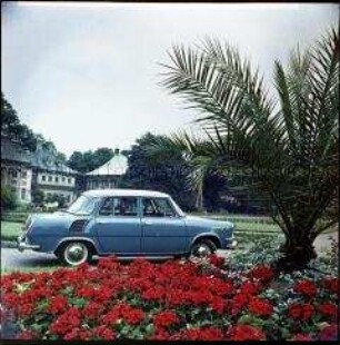 Neuer Skoda 1000 MB vor Schloss Pillnitz bei Dresden