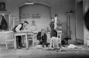 Szenenbilder aus "Wehe dem, der träumt" (Le voci di dentro) von Eduardo de Filippo. Kammerspiele (Deutsches Theater) Berlin, 10.06.1958 : Mit Margarete Körting, Rudolf Wessely als Alberto Saporito, Amy Frank als Rosa, Lilly Schmuck als Maria, Walter Lendrich als Carlo, Werner Pledath, Antje Ruge, Heinz Voss, Ulrich Thein als Luigi, Fritz Links als Portier Michele u. a.