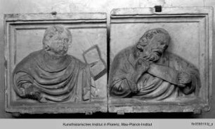 Reliefplatten mit Propheten- und Heiligendarstellungen : Propheten mit geöffnetem Buch und Schriftrolle