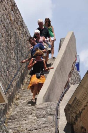 Dubrovnik - Steintreppe : Touristen steigen von der Stadtmauer über eine steile Steintreppe abwärts in die Altstadt. Aufgenommen am 2. Juli 2010 in Dubrovnik