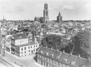 Stadtansicht mit Dom und Burkkerk : Blick über die Dächer von Utrecht auf den Dom St. Martinus (links) und den gotischen Turm der Burkkerk (rechts)