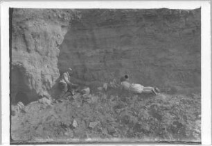 Sachsen. Etha und Hans Richter mit ihren Hunden in einem Sandsteinbruch