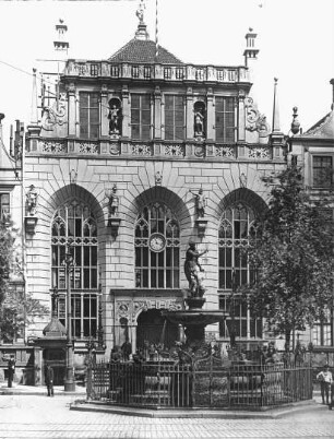 Danzig / Gdansk, Artushof mit Neptunbrunnen