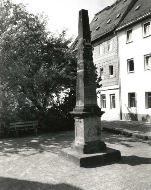 Distanzsäule : Distanzsäule. Rochlitzer Porphyr (1723, bezeichnet 1820). Rochlitz, Burgstraße