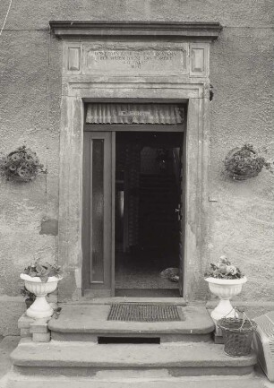 Mobschatz-Podemus, Podemuser Ring 2. Bauernhof. Wohnstallhaus (bez. 1884), Hofportal