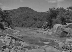 Ausgetrockneter Fluss : Bett eines zum Aufnahmezeitpunkt ausgetrockneten Flusses
