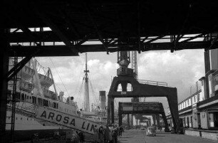 Bremerhaven: Pier mit Schiffen