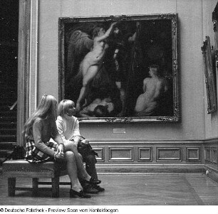 Junge Frauen beim Besuch der Gemäldegalerie Alte Meister