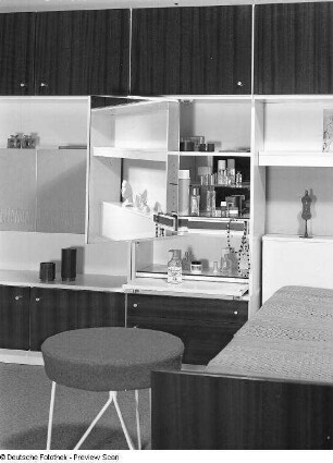 Anbauwand : Schlafzimmer (1972; Möbelkombinat Zeulenroda-Triebes (ZEUTRIE)). Frisiertisch in der Anbauwand mit Hocker
