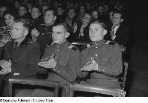 Applaudierendes Publikum bei einer Kulturveranstaltung der Gesellschaft für Deutsch-Sowjetische Freundschaft