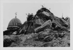 Trümmer der Frauenkirche gegen Ausstellungsgebäude des Sächsischen Kunstvereins