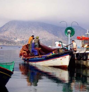 Fourni, Schleppnetzkutter im Hafen des Hauptortes der Insel