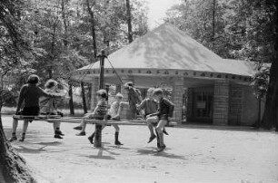 Kinder auf einem Spielplatz im Park