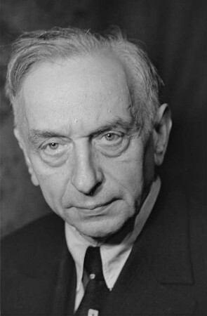 Porträtaufnahmen des Schriftstellers Paul Wiegler : aufgenommen anlässlich des 1. Deutschen Schriftstellerkongress vom 4.-8.10. 1947 in Berlin