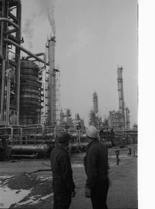 Inbetriebnahme der Benzinveredelungsanlage der Esso-Raffinerie.