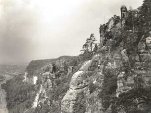Elbsandsteingebirge. Die Basteiwände mit dem Basteifelsen