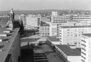 Das neue Stadtzentrum in Karl-Marx-Stadt : Chemnitz. Neubauten im Stadtzentrum mit Altem und Neuem Rathaus und Hauptpostamt. Rechts die Türme der St. Markuskirche