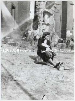 Frau mit Kind im Nachkriegsberlin