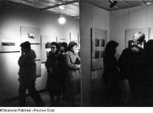 Dresden-Altstadt. Albertinum. IX. Kunstausstellung der DDR, 02.10.1982-02.04.1983. Raumaufnahme mit Ausstellungsbesuchern