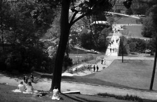 Freiburg: Stadtgartenanlage am Schlossberg, mit Mädchen auf Rasen